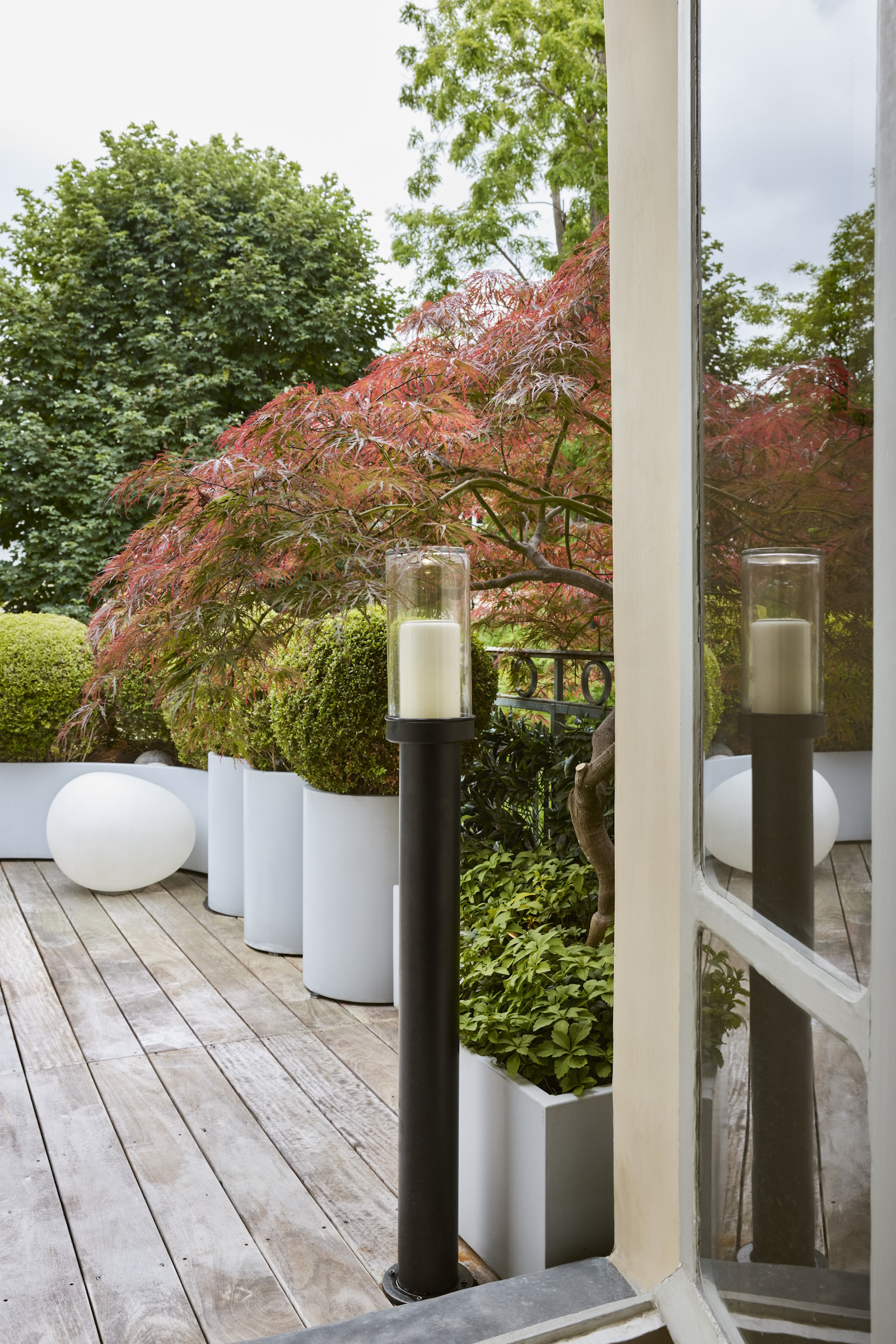 Exterior electric standing candle unit