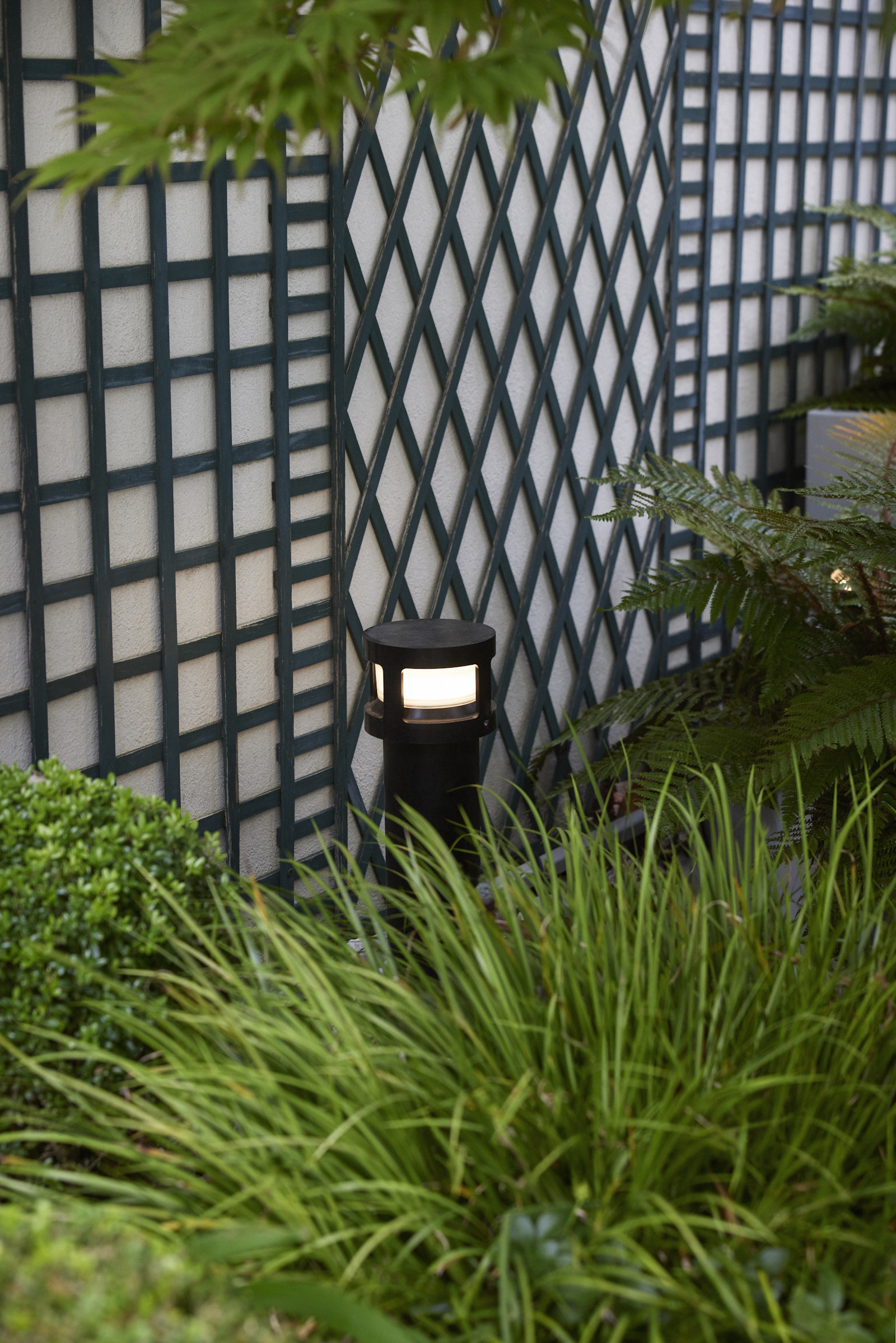 Mini exterior walkway lamp